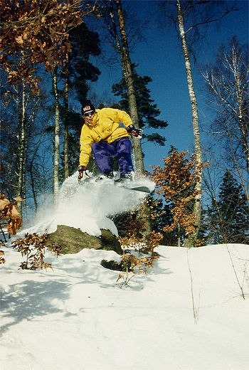 Patric Holm sonderar terrängen 
i anrika Åsabac. Foto: Ulf Öjerbrand. Åkare: Patric Holm.
