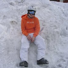 sitter p&aring; en sn&ouml;h&ouml;g. Foto: Mattias M&ouml;rtberg. &Aring;kare: Sebastian Blom.