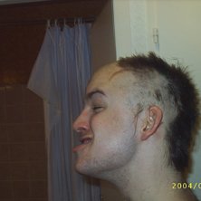 Johan g&ouml;r sig redo f&ouml;r kv&auml;llens bataljer p&aring; da. Foto: Ola Sandh. &Aring;kare: Johan Stenman.