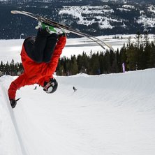 Handplant i &Aring;res pipe. Foto: Mattias Larsson. &Aring;kare: Andreas Ojam&auml;e.