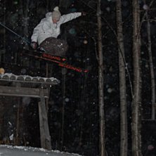 Jag hoppar fr&aring;n ett tak p&aring; en slogbod. Foto: Johan Hagberg. &Aring;kare: Johan Tysk.