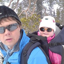 Lill-Astrid tar rygg p&aring; pappa i l&auml;ngdsp&aring;ret. Om. Foto: Ingegerd Anderzen. &Aring;kare: Astrid Anderzen.