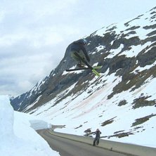 Trevlig 20-meter svev over road-gap p&aring; Stryn. Foto: Marius R&oslash;stad. &Aring;kare: J&oslash;rgen Husbyn.