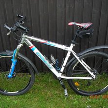 Detta &auml;r d&aring; min cykel, fr&auml;ck f&auml;rgkombination t. Foto: Eric Hjert.