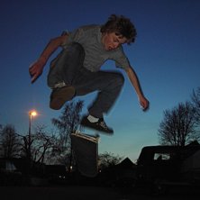 Ville drar en h&auml;rlig kickflip p&aring; en sk&ouml;n varm k. Foto: Jag (Axel &Aring;kerlund). &Aring;kare: Vincent Lejtzen.