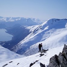 Med isfjorden i bakgrunden, traskandes mot kirketa. Foto: Micke. &Aring;kare: Jan.