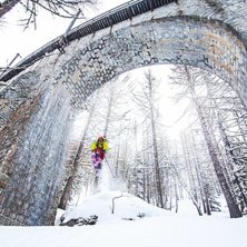 Jumping under the Arche! 

Skier: Oskar Lindby h.