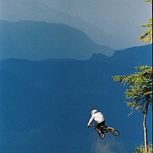 Richie Schley l&auml;gger upp cykeln snyggt innan regn. Foto: Mattias Fredriksson. &Aring;kare: Richie Schley.