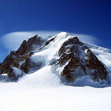 Molnen ligger som en gloria &ouml;ver toppen p&aring; Mont . Foto: Mattias Johansson. &Aring;kare: Ingen.
