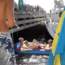 r&auml;kan o jag chillar lite i v&aring;ran yacht i hamnen;. Foto: koc. &Aring;kare: R&auml;kan &aring; ja.