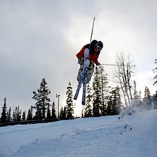 &Aring;rets f&ouml;rsta dag p&aring; skidor, &aring;rets f&ouml;rsta hopp. Foto: Fluff. &Aring;kare: Fredrik Persson.