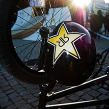 Adrians hj&auml;lm l&aring;g p&aring; backen s&aring; jag passade p&aring;. Foto: Johan Carlsson (jag). &Aring;kare: ingen.