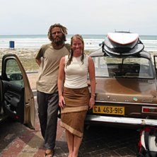 Poserar framf&ouml;r Ian,s sunkiga gamla ford.. Foto: Michael H&ouml;gberg. &Aring;kare: Ian Armstrong &amp;amp; Pia Bosell.