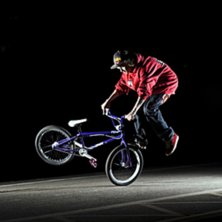 Fotjam tailwhip ute i m&ouml;rkret :). Foto: Magnus karlsson. &Aring;kare: Emil Jonsson.