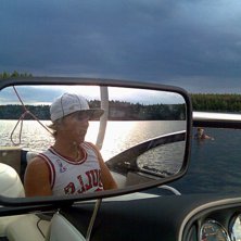 Dan ligger och chillar i vattnet. Foto: Sara. &Aring;kare: Ja k&ouml;r b&aring;t.