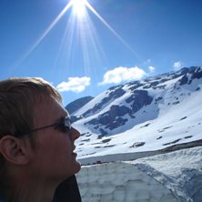 sitter och v&auml;ntar p&aring; att liften ska &ouml;ppna. Foto: ossi johannesson. &Aring;kare: stryn sommer ski.