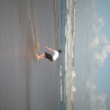 skimboard p&aring; beachen utanf&ouml;r hotellet. Foto: Mamma. &Aring;kare: Jag.
