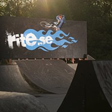 Nisse k&ouml;r h&aring;rt p&aring; wallen i Skog&aring;s en fin kv&auml;l. Foto: Jesper Molin (www.jespermolin.se). &Aring;kare: Nisee &Ouml;rnj&auml;ger.