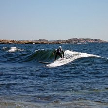 sommarsurf i bohusl&auml;n. Foto: madelene jonsson. &Aring;kare: ville berg malmborg.