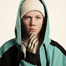 var i studion och hittade sckyltdocks h&auml;nder och . Foto: magnus peterson. &Aring;kare: gustaf peterson.