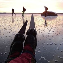 Paus.
B&auml;tter att vara p&aring; hal is och ha det glat. Foto: Mats M&auml;ki. &Aring;kare: Mats M&auml;ki + de som har det glatt!.