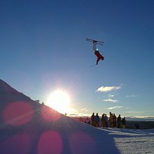 Olle eriksson g&ouml;r en feet backflip i f&ouml;rsta svar. Foto: Erik Bod&eacute;n. &Aring;kare: Olle Eriksson.