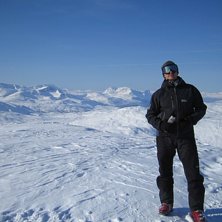 P&aring; toppen av Vassitj&aring;kka med ett h&auml;rligt off pi. Foto: Jon Isaksson.