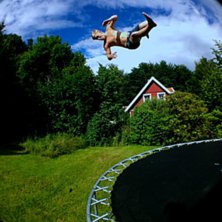 sk&ouml;nt att landa p&aring; ryggen i gr&auml;set.... Foto: jonatan mattson. &Aring;kare: jag.