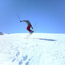Kommer in f&ouml;r landing i ett ganska saftigt step-u. Foto: Pierre Jarnbrink. &Aring;kare: Andreas Wuopio.