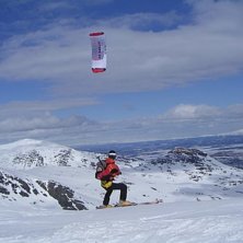 Jag st&aring;r p&aring; toppen av getryggen med kiten, i bak. Foto: Tobas Johansson. &Aring;kare: Ville Berg-Malmborg.