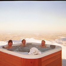 Fotning f&ouml;r pool reklam p&aring; &Aring;re skutans topp. Foto: Nobba. &Aring;kare: LARS URBAN MANGE.