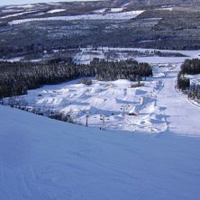 Lostupet och kl&auml;ppen snowpark i underbart v&auml;der . Foto: Robin Hurtta.