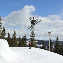 ett hopp. Foto: lovisa sw&auml;rd. &Aring;kare: noah sw&auml;rd.