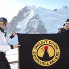 Tydligen var det n&aring;gon viktig ritual som skulle u. Foto: Emil Modig. &Aring;kare: Mats och Johan.