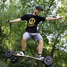 Mackan visar att lite gr&auml;s och jordkullar bara &auml;. Foto: Magnus Ch&ouml;ler. &Aring;kare: Marcus Walfridsson.