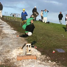 Drar en frontflip av up railet. Foto: Victor Lindgren. &Aring;kare: Alexander Hj&auml;lmeby.