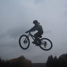 Dirthopp i gottsunda.. Foto: Crille. &Aring;kare: axel.