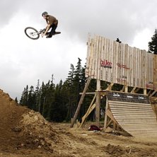 Brandon Semenuk tablar wallride-gapet i slopestyle. Foto: Mattias Fredriksson. &Aring;kare: Brandon Semenuk.