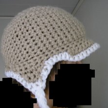 Kakif&auml;rgad m&ouml;ssa med earflaps, fl&auml;tor och sk&auml;r. Foto: Sandgren. &Aring;kare: Sandgren.