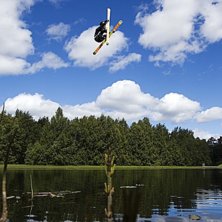 Hopp till vatten. Foto: Adam. &Aring;kare: Lukas.