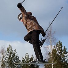 big jump tailgrab. Foto: kompis. &Aring;kare: anton larsson.