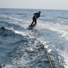 wakeboarding i gbgs sk&auml;rg&aring;rd. &Aring;kare: Moi.