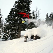 Nils &Aring;slund tr&auml;nar start och landning i offpistr. Foto: Jonas Emilsson. &Aring;kare: Nils &Aring;slund.