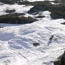 Jag ramlar! &auml;r lite to noob p&aring; skidor :/. Foto: Farsan. &Aring;kare: Jesper.