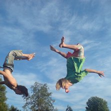 B&aring;da g&ouml;r backflip:P
. Foto: Sandra Lundin. &Aring;kare: Jag till v&auml;nster och Fredrik till h&ouml;ger.