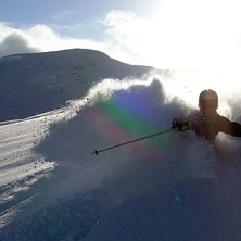 Regnb&aring;ge i den yrande pudersn&ouml;n :). Foto: David Bj&ouml;rkl&ouml;f. &Aring;kare: Daniel Bj&ouml;rkl&ouml;f.