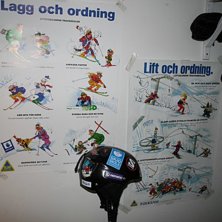 Tv&aring; planscher som borde finnas i varje skid&aring;kare. Foto: Linus Wallin. &Aring;kare: Vett &amp;amp; Ettikett.