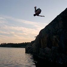 thom8 p&aring; freeride g&ouml;r ett litet hopp.. Foto: Erik Str&ouml;mgren. &Aring;kare: Andreas thom&egrave;e.