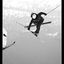 &Auml;r inte riktigt s&auml;ker p&aring; om det funkar att ha f. Foto: Johan Schedin. &Aring;kare: Kim st&aring;r det p&aring; hj&auml;lmen i alla fall.