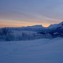 Utsikt p&aring; v&auml;g upp till jobbet en januarimorgon... Foto: Ola Eriksson.